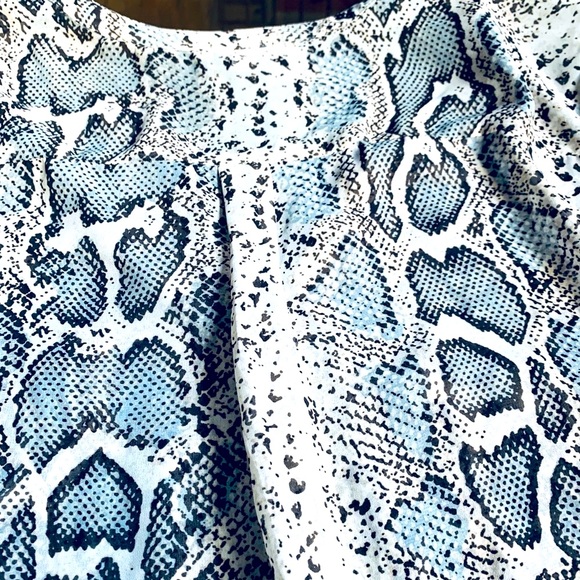 ✨ Daniel Rainn✨ Snake Print V-Neck Blouse W/Two Slip Pockets& Gold Cone Buttons - Picture 2 of 13